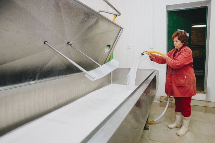 Natalia atendiendo el proceso de elaboración.