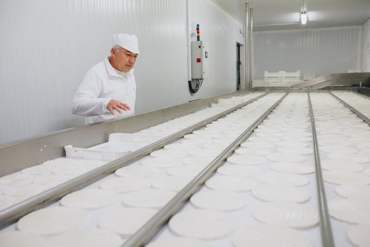 Rafael vigilando que la cadena de producción funcione adecuadamente.