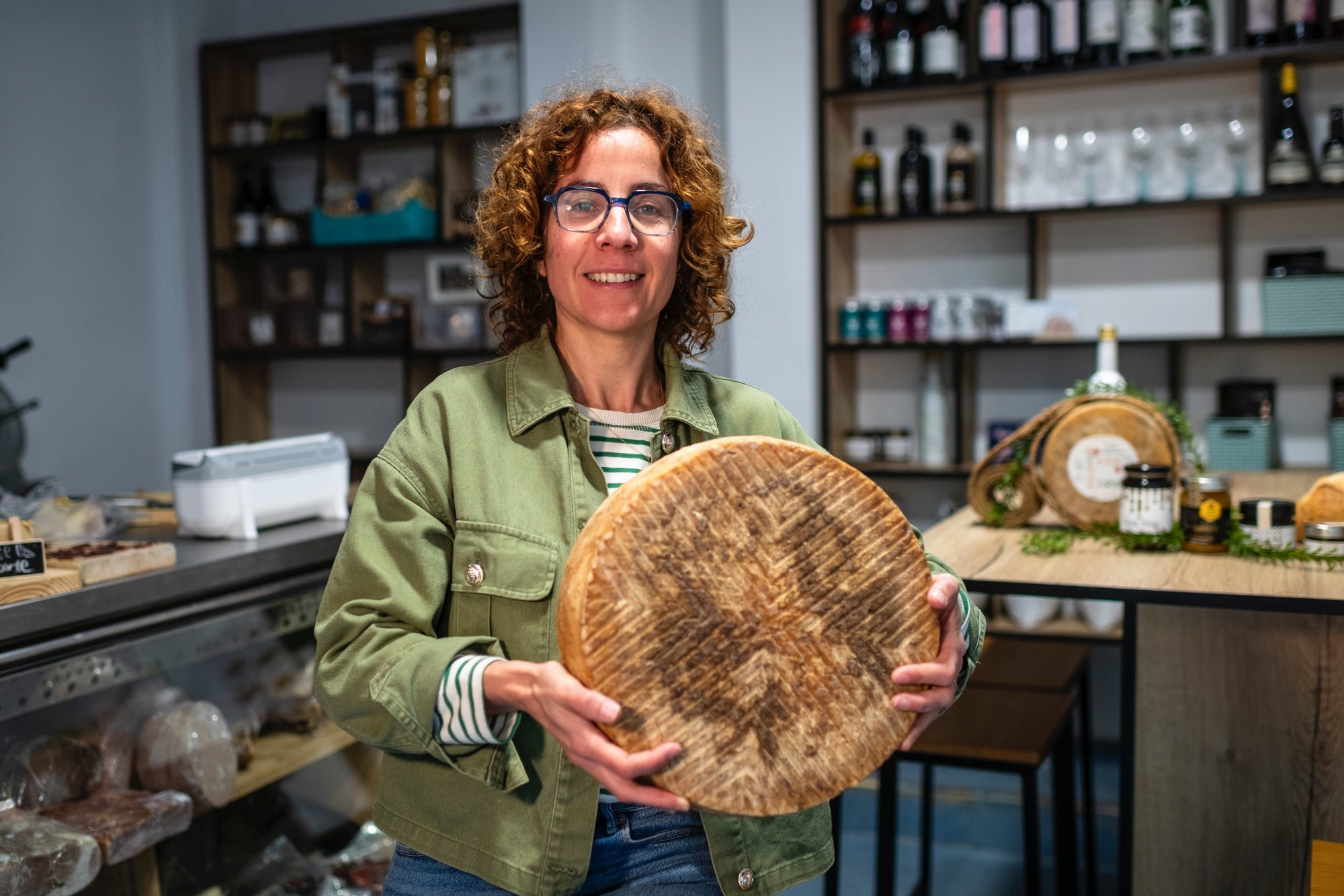 Alicia con uno de los quesos de la fábrica familiar.