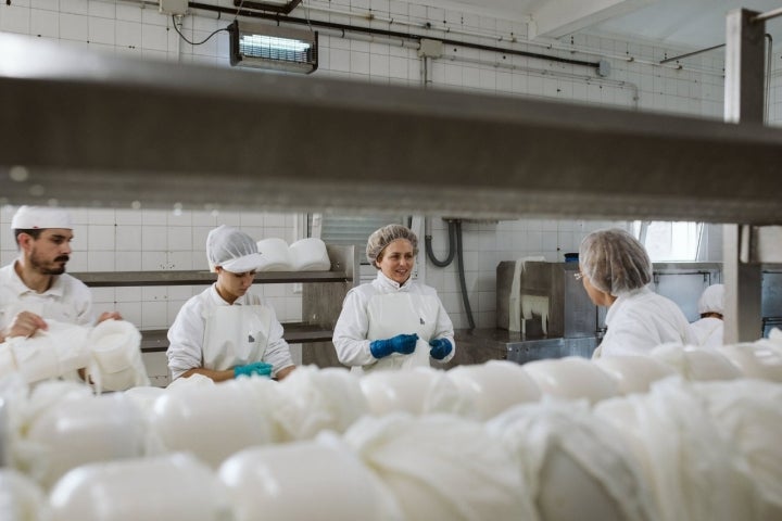 De los ocho trabajadores de la quesería 'Anzuxao', seis son de la familia.