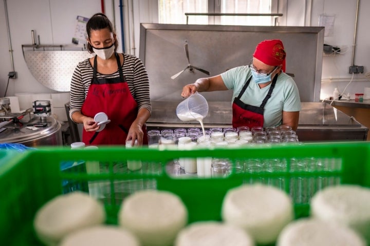 laura y concha haciendo queso la caperuza