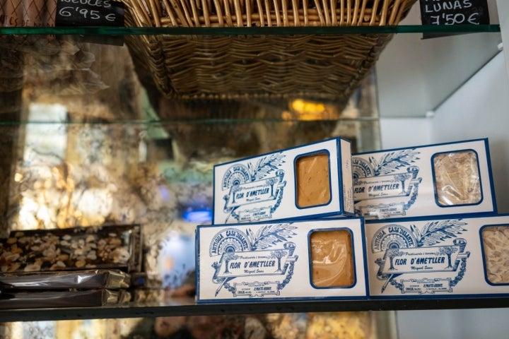 Los turrones se hacen siguiendo las recetas de los bisabuelos de la familia.