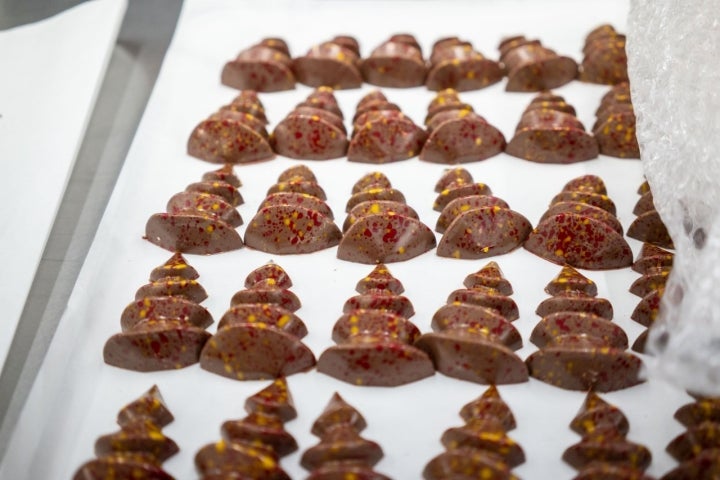 Elaboran todo el chocolate a partir del grano de cacao que ellos compran.