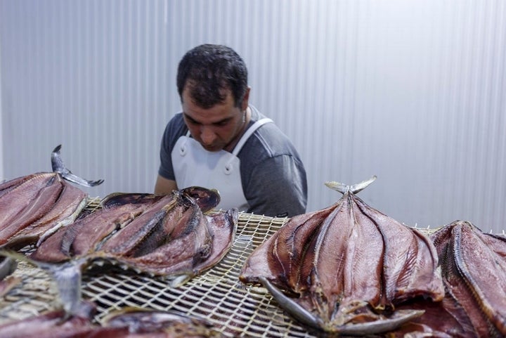 Ramón Pérez con los bonitos ya listos para su distribución.