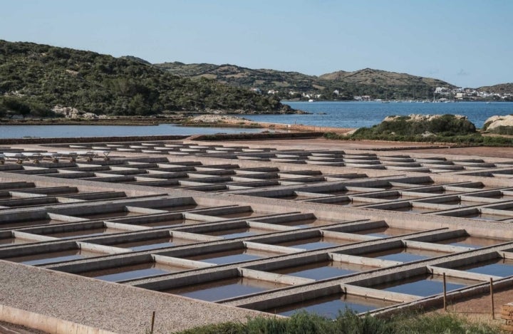 Balsas de las Salinas de la Concepción con el mar de fondo.