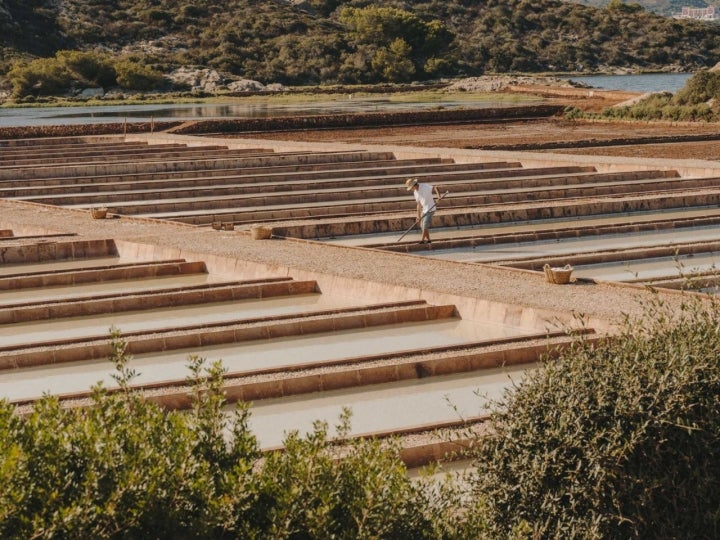 Un salinero recoge la sal de una de las balsas.