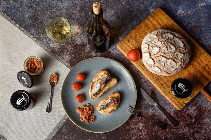 Tosta con sardina, paté y hogaza de pan gallego