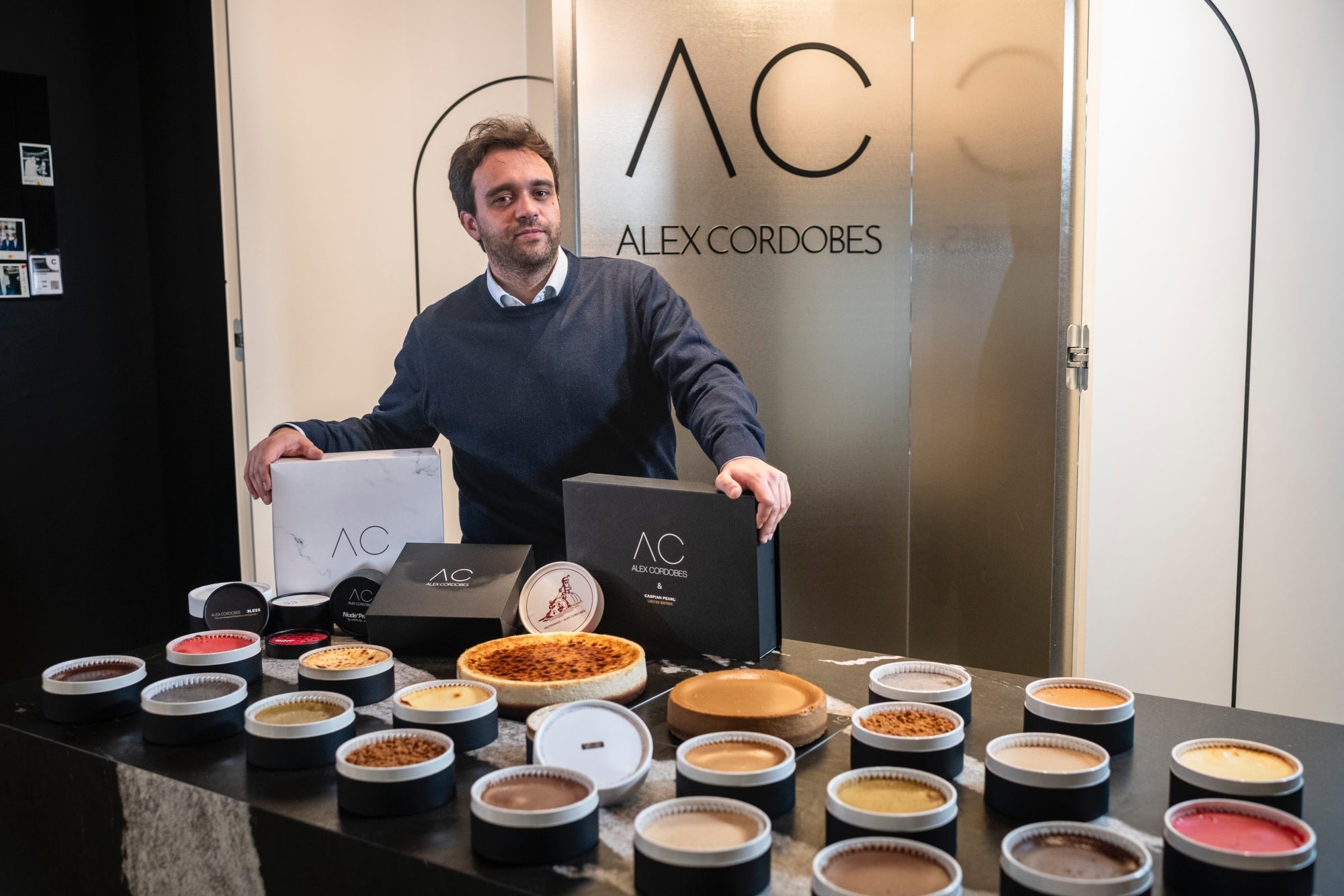 David Cordobés, junto a todas sus tartas.