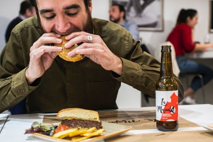 Disfrutando la hamburguesa de buey de 'La Majada'.