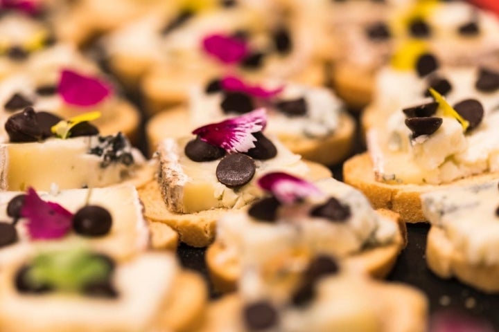 Tapa de queso Aullido Azul de Siete Lobas, de León, con perlas de chocolate y flores.