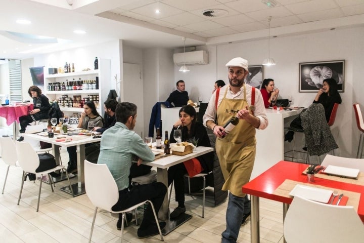 Por sus catas o por descubrir algún nuevo queso, siempre hay una buena razón para pasar por este local.