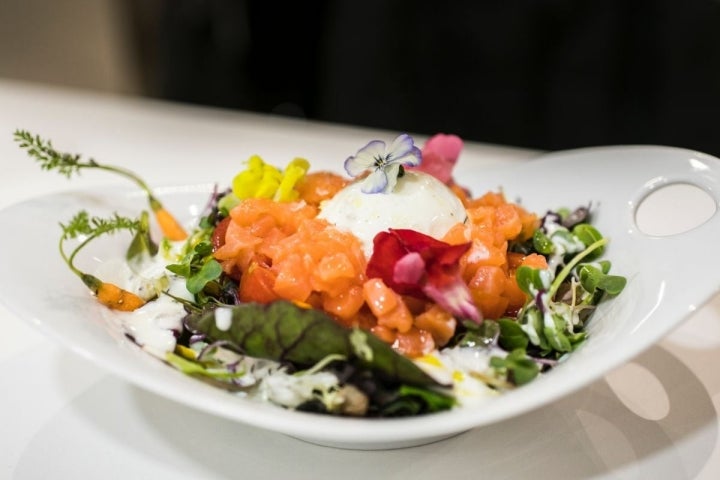 Ensalada de burrata y salmón ahumado.