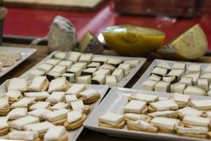 Variedad de quesos preparados para la cata que se celebra regularmente en el local.