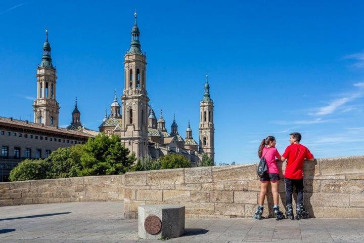 Desde el puente de Piedra se puede contemplar una panorámica imponente de la basílica.