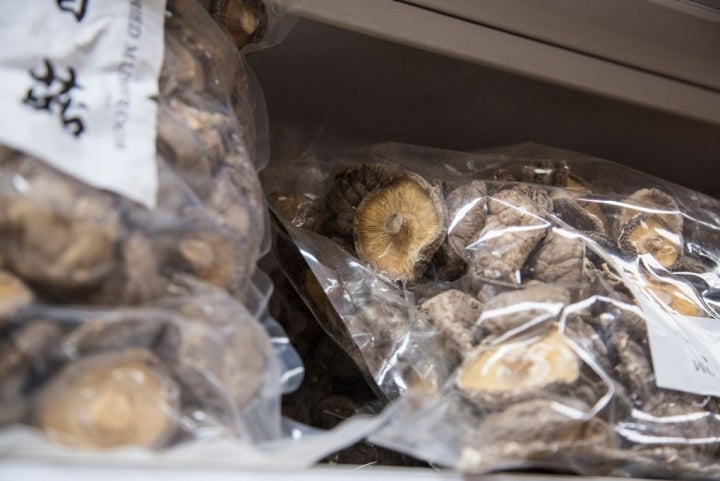 Setas y boletus deshidratados, 'dimsum', 'gyozas', y todo tipo de 'noodles', además de una sección 'eco'.