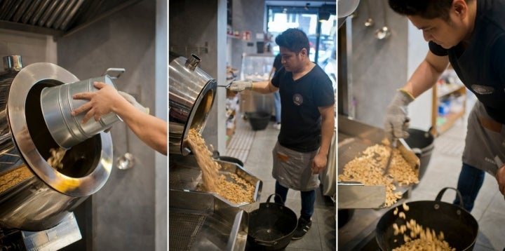 Así es la tostadora giratoria ubicada detrás del mostrador.