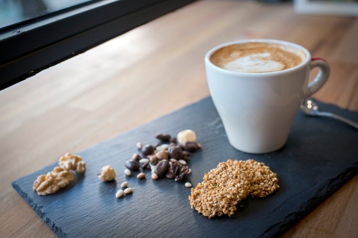 'NutNut' también cuenta con un espacio de cafetería.