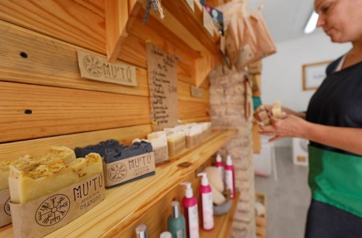 Tres mujeres en paro han encontrado un nicho de mercado en los productos de limpieza sostenibles.