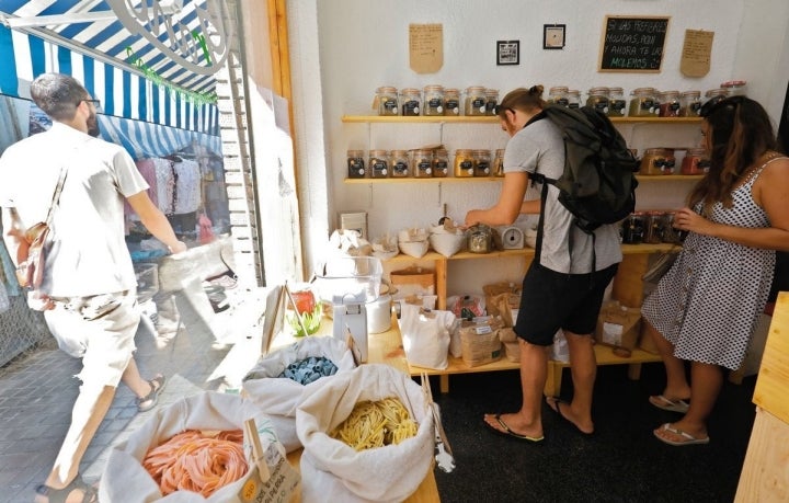 Clientes que se animan a consumir de manera más responsable en el Cabanyal.