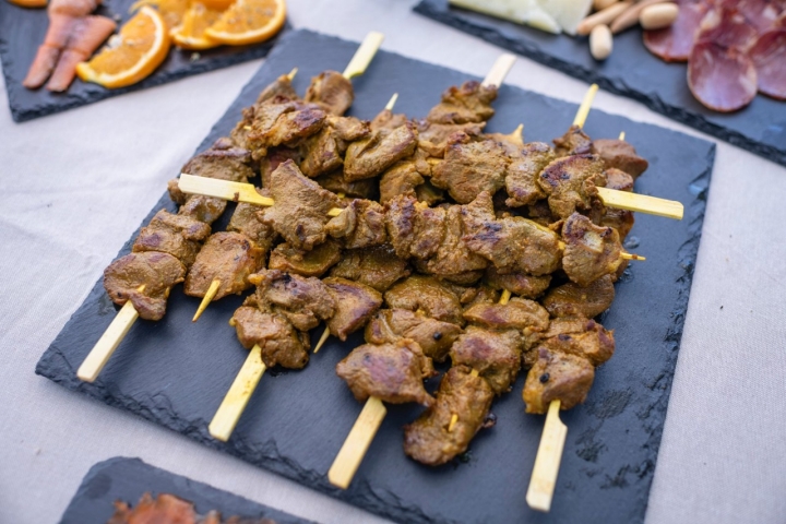 El tierno y sabroso pincho moruno de cordero.
