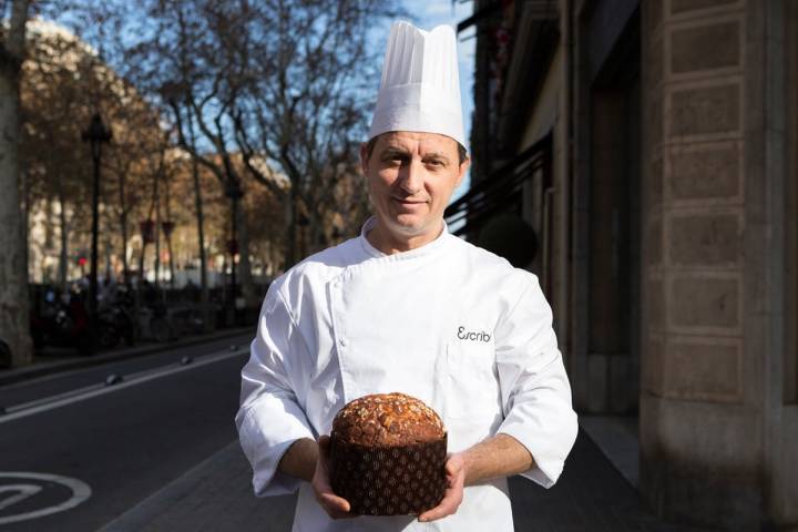 Stefano Deiuri, quinta generación de pasteleros en Italia, posa con el panettone de chocolate.