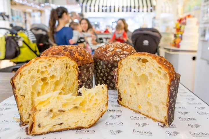 Corte del panettone tradicional.