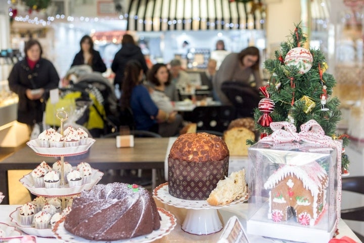 Panettone de chocolate en el escaparate de la pastelería Escribà