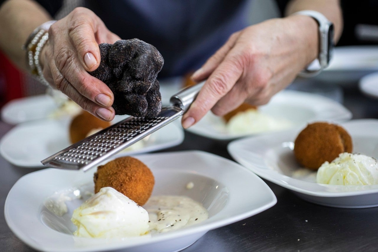 Una de las delicias que se pueden probar tras la ruta: croqueta de jamón y queso curado, huevo poché y trufa rallada.