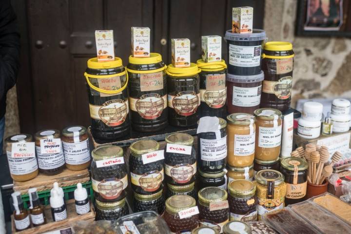 Además de turrones, venden miel de la Sierra de Francia.