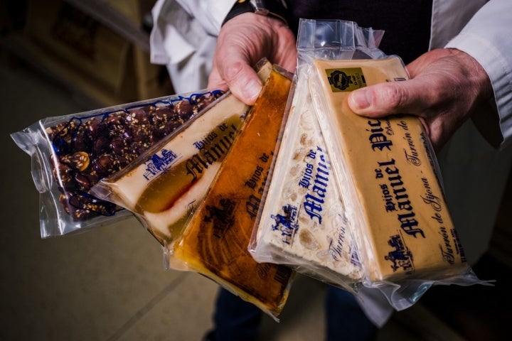 Además del duro y el blando, aquí también se elabora a la manera tradicional turrón de yema, guirlache...