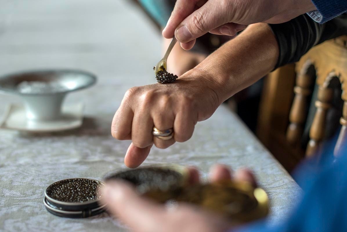 La cuchara para servir el caviar, mucho mejor si es de nácar. Foto: Alfredo Cáliz.