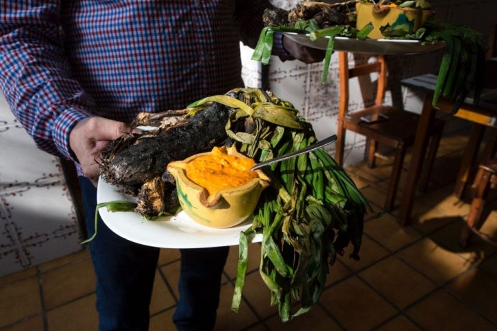 Descubre cómo comer bien unos ricos calçots. Foto: César Cid