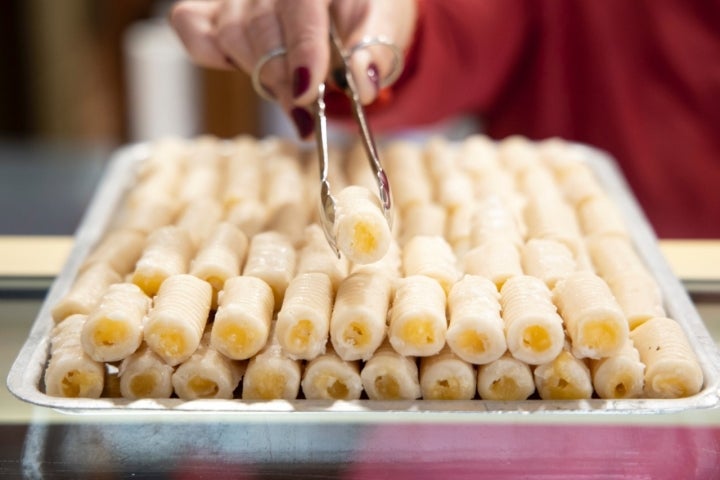 Huesitos rellenos de yema de Ronda.