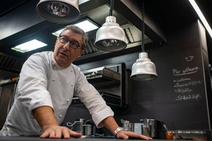 El chef en su cocina de 'El Celler de Can Roca'. Foto: Sofía Moro.