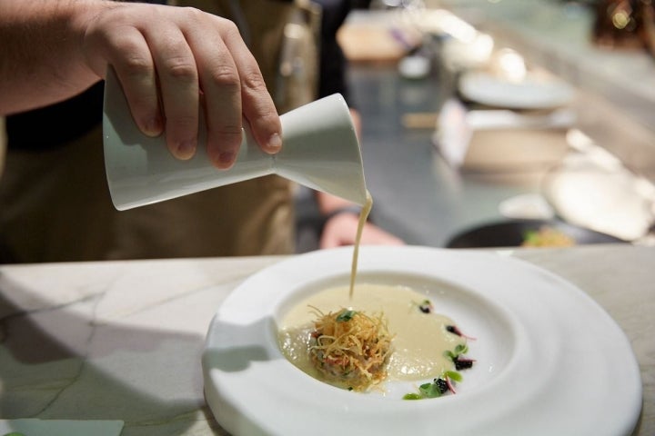 Plato Vichyssoise ligera con tartar de langostinos y caviar de arenque.