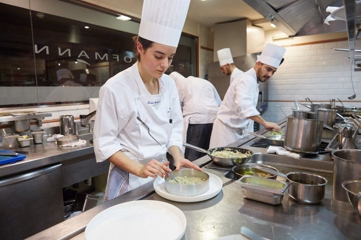 Preparando el risotto con alcachofas, uno de los más esperados.