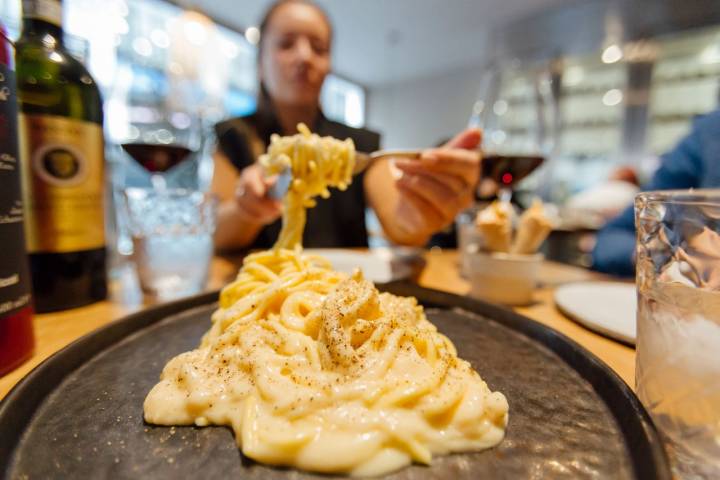 Spaghetti frescos al parmesano, mantecados en rueda de queso Emilia-Romaña de 'Lettera Trattoria Moderna'.