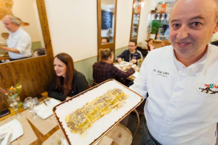 Fabio Gasparini, de 'El Bacaro', con los ravioli de boletus con salsa de trufa.