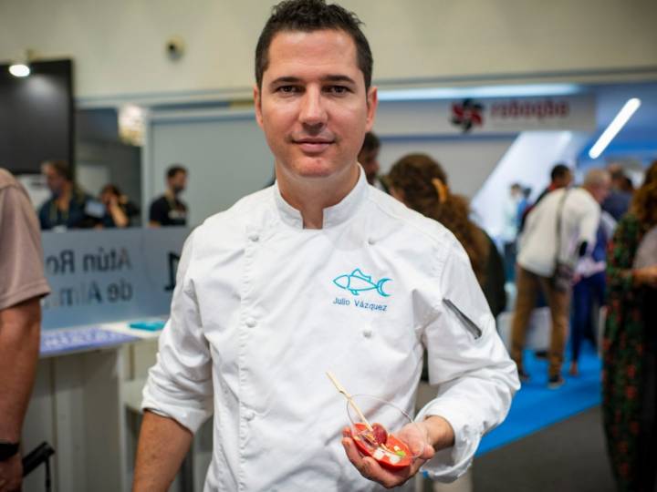 Julio Vázquez con una de las tapas que preparó en Gastronomika: el tataki sobre gazpacho de remolacha.