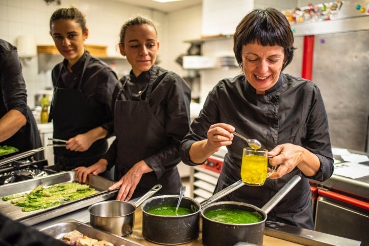 Fina Puigdevall preparando su menú en el 'Ni Neu' (Kursaal) para el congreso de San Sebastián Gastronomika 2019