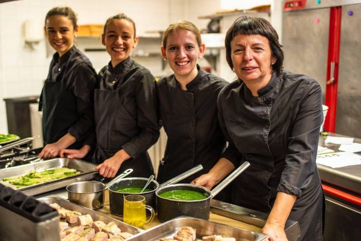 Fina Puigdevall con sus hijas en las cocinas de San Sebastián Gastornomika 2019