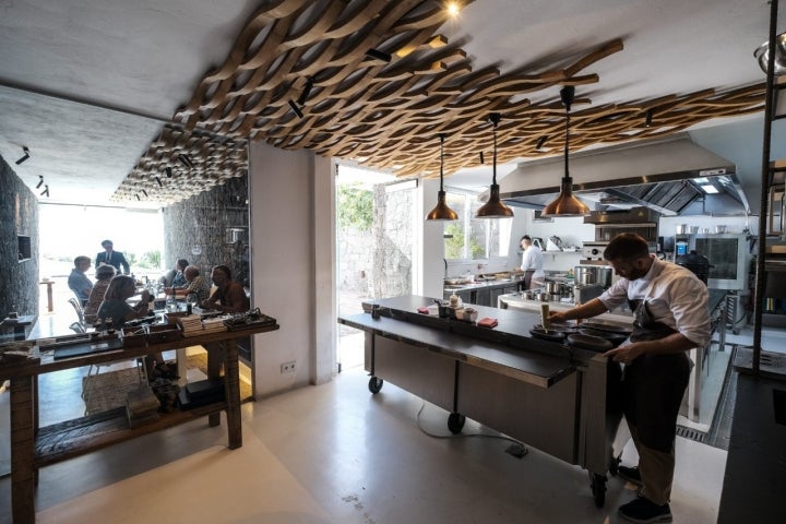 La cocina abierta del restaurante con vistas a las salas.