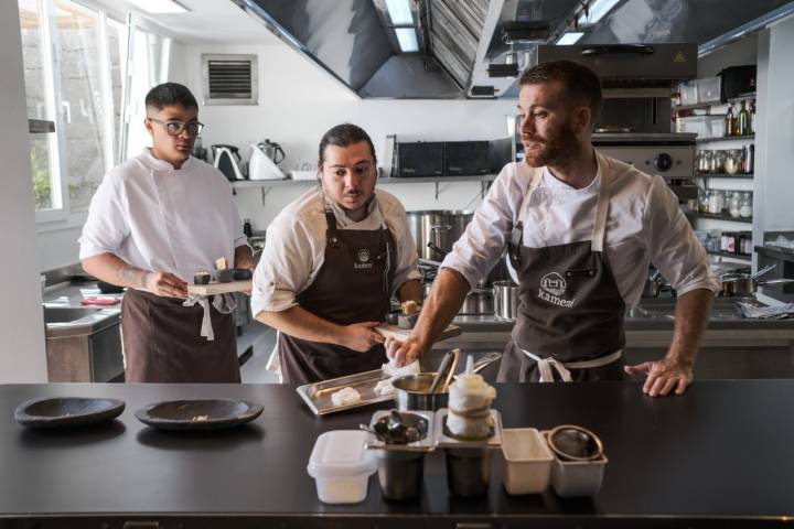 Rubén trabajando en la cocina con dos personas más del equipo de 'Kamezí'.