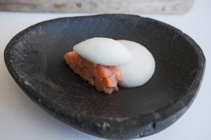 Salmón de Uga con espuma de  ajoblanco y sorbete de wasabi y manzana verde.