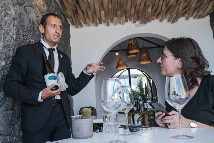  Víctor Manuel Gudiño, el sumiller, explicando un vino a una comensal.