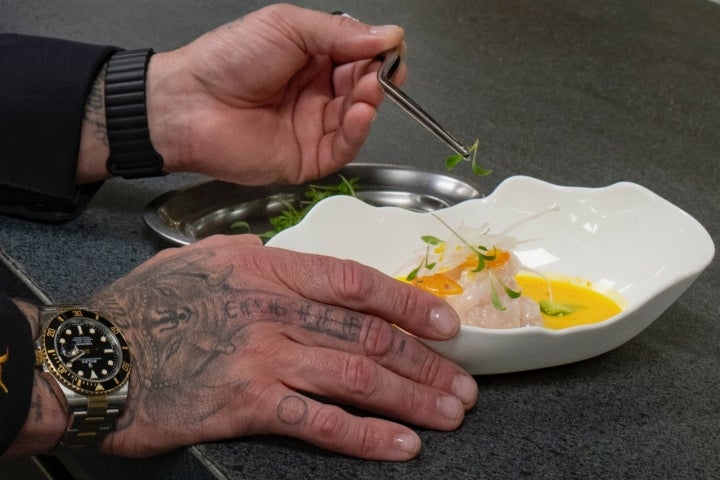 Detalle del emplatado del el cebiche de pescado blanco.