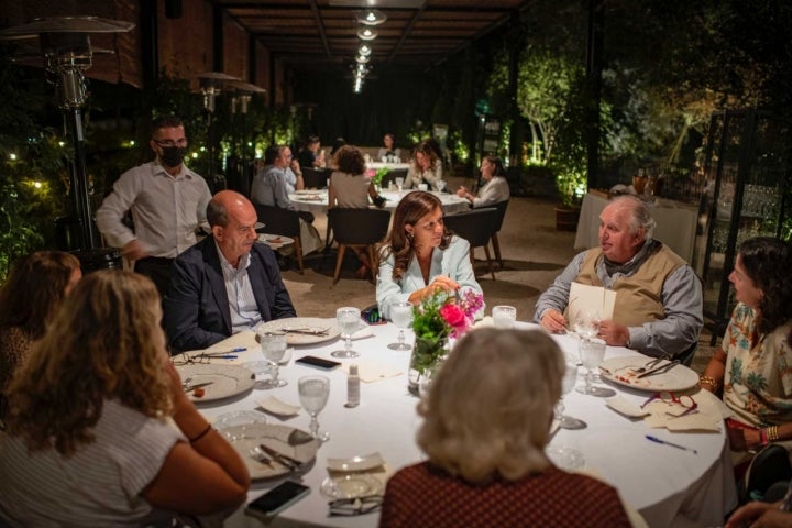 María Victoria Zingoni en el centro, a su derecha Juan Navarro, y a su izquierda Pepe Cabrera durante la cata de tomates en Huerta de Carabaña.