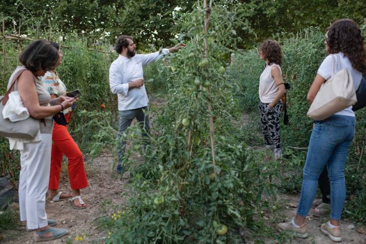 Roberto Cabrera explica la singularidad de las semillas de sus tomates a los asistentes.