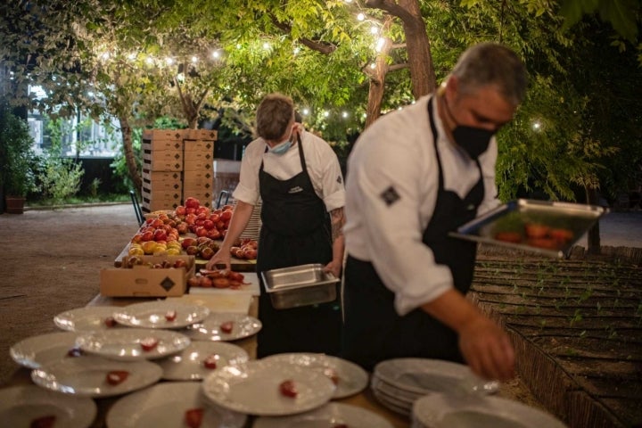 El chef de Huerta de Carabaña, Ricardo Álvarez, prepara la cata de tomates que tuvo lugar tras la presentación.