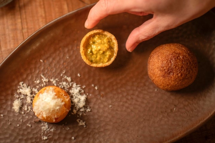 Panipuri relleno, buñuelo de queso manchego y pan chino de mejillones.